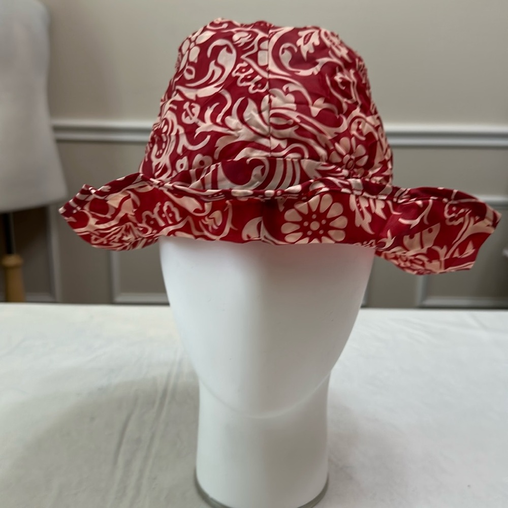 Kiva HIDE-AWAY HAT - red scroll